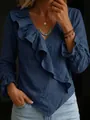 Dettaglio della camicetta in cotone e lino blu scuro con volant e polsini a campana chic. - Blu navy / Taglia S