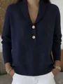 Dettaglio maglione in maglia blu scuro con colletto polo e bottoni marroni da donna - Blu navy