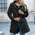 Elegante impermeabile nero da donna con cappuccio, vita con coulisse e chiusura a zip - Taglia S / Top / Nero