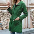 Giacca da pioggia verde leggera con cappuccio, coulisse in vita e chiusura lampo - Verde erba