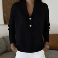 Elegante maglione nero in maglia con bottoni e colletto a polo da donna per l'autunno - Taglia S / Top / Nero