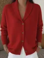 Detailopname van een zacht rood gebreid vest met sjaalkraag en contrasterende knopen - S / Tops / Bordeauxrood
