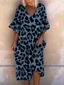 Vue détaillée d'une robe longue pour femme à imprimé léopard bleu avec col en V et volants - Bleu