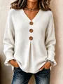 Primer plano detallado del suéter blanco con cuello en V, botones de madera y volantes - S / Tops / Blanco