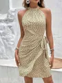 Mouwloze halter-zomerjurk met saliegroene bloemenprint en geplooide wikkelmiddel - S / Dresses / Khaki