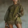 Trendiges olivgrünes Langarmkleid mit Netzhülsen und eleganten Fransen am Saum - XS / Kleider / Grün