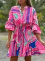 Abito corto bohémien con scollo a V, maniche a campana a balze e coulisse in vita. - Taglia S / Vestiti / Rosso rosa