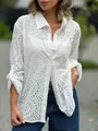 Vista detallada de una elegante camisa blanca de mujer con bordado calado artesanal - S / Tops / Blanco