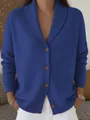 Gedetailleerd overzicht van een koningsblauwe gebreide cardigan met sjaalkraag en knopen - Blauw