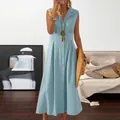 Ärmelloses hellblaues Kleid aus Baumwollleinen mit Revers und Knöpfen. - S / Kleider / Hellblau