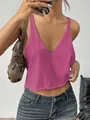Dettaglio di un top in maglia rosa con scollo a V per un look estivo casual. - Rosso rosa