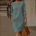 Élégante robe bleue poudrée mi-longue avec col rond, manches revers et poches latérales - S / Robes / Bleu sarcelle