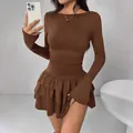 Abito corto marrone a maniche lunghe dal taglio aderente con balze e vita arricciata - XS / Vestiti / Caffè
