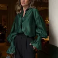Elegante blusa de satén verde oscuro para mujer con mangas abullonadas y puños con volantes - Verde Océano