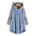 Détail d'un sweat à capuche en peluche avec oreilles de chat, boutons bois et design bicolore - S / Hauts / Bleu