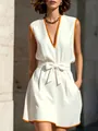 Robe élégante sans manches à col en V blanc avec bordure orange et ceinture nœud - S / Robes / Blanc