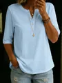 Gros plan sur un t-shirt Henley en 100% coton bleu clair pour femme avec boutonnage - S / Hauts / Bleu clair
