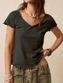 Detailansicht des V-Ausschnitts und des Rollsaums an diesem dunkelgrauen Boho-T-Shirt - S / Oberteile / Dunkelgrau