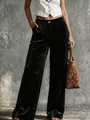 Détail d'un pantalon en velours noir à taille haute et poches avant porté par un mannequin. - Noir