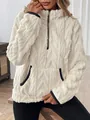 Détail d'un sweat à capuche en peluche jacquard blanc avec demi-zip et liseré noir - S / Hauts / Blanc