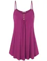 Detailansicht eines lila Damen-Top mit V-Ausschnitt und dekorativen Holzknöpfen - Fuchsia
