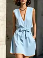 Robe élégante sans manches bleu clair à col en V avec bord orange et nœud à la taille - S / Robes / Bleu clair