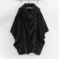 Vista dettagliata del cappotto in peluche nero oversize da donna con collo a bavero - Taglia S / Top (8039#) / Nero