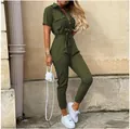 Photo de mode d'une femme portant une combinaison cargo vert olive à manches courtes et ceinture - S / Combinaisons / Vert