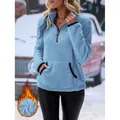 Detail eines blauen Fleece-Hoodies für Damen mit Reißverschluss und weicher Plüschtextur. - Blau