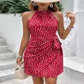 Dettaglio di abito halter rosso a fiori bianchi con cintura a fiocco in vita. - Taglia S / Vestiti / Rosso