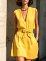 Détail d'une robe jaune sans manches à col en V avec ceinture à nœud élégante - S / Robes / Jaune