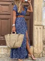 Boho Maxikleid mit V-Ausschnitt, Paisley-Muster, Seitenschlitz und Strohtaschen-Styling - S / Kleider / Blau
