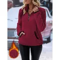 Vue détaillée d'un sweat-shirt en polaire bordeaux avec demi-fermeture éclair et poche. - S / Hauts / Bordeaux