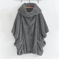 Dettaglio di un poncho grigio in pile oversize con collo ampio e comode tasche - Taglia S / Top (8039#) / Grigio scuro