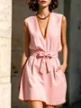 Abito elegante rosa senza maniche con scollo a V, bordo arancione e cintura a fiocco. - Rosa