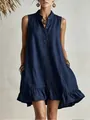 Primo piano di un abito senza maniche blu scuro con collo alto e bordo con volant - Taglia S / Vestiti / Blu navy