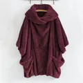 Morbido poncho in pile bordeaux oversize con ampio collo alto e pratiche tasche laterali. - Taglia S / Top (8039#) / Borgogna