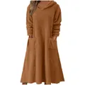 Gros plan d'une robe à capuche marron en peluche ample avec texture polaire douce - Couleur caramel