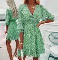 Détail d'une robe fleurie en mousseline verte avec col en V et ourlet à volants - S / Robes / Vert