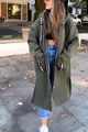 Oversized lange dameshoodie met rits in olijfgroen buiten gefotografeerd - S / Tops / Legergroen