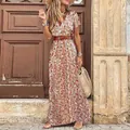 Eleganter böhmischer Maxirock mit V-Ausschnitt, Blumenmuster und braunem Gürtel - S / Kleider / Rot