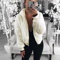 Veste à capuche en fausse fourrure blanche élégante avec poignets côtelés en selfie - S / Hauts / Abricot