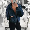 Veste à capuche en fausse fourrure bleu marine confortable avec poignets en tricot côtelé - S / Hauts / Bleu saphir