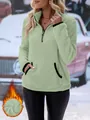 Detail des hellgrünen Damen-Fleece-Sweatshirts mit weichem Plüsch und Viertelreißverschluss - Hellgrün