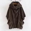 Giacca a poncho in pile oversize marrone scuro con ampie tasche laterali per donna. - Caffè