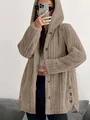 Gedetailleerd overzicht van een knus beige pluche jasje met capuchon en zijknoppen - S / Tops / camel