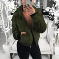 Veste à capuche en fausse fourrure vert olive pour femme avec fermeture éclair et poignets noirs - 3XL / Hauts / Vert Militaire