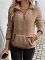 Detailansicht der beigen Damen-Sherpa-Fleecejacke mit Reißverschluss und Tasche - Braun