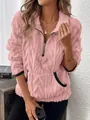Gros plan d'un sweat à poils roses texturé avec demi-zip, bordure noire et poches - S / Hauts / Rose