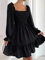 Detail van een zwarte Franse jurk met vierkante hals, gesmokt lijfje en een geplooide zoom - S / Dresses / Zwart